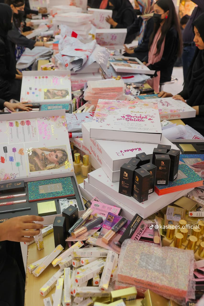 KASHEE,S BRIDAL STUDIO KIT Combo Foundation Compact Powder Eyelashes Lens Mascara Eyeliner Eye Shades Kit